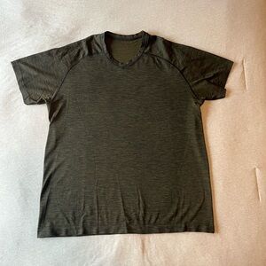 Lululemon Metal Vent Tech Short Sleeve V-neck. Great pre-owned condition. XL
